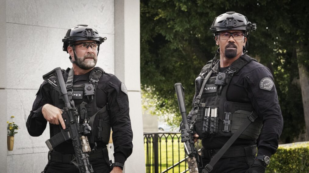 Jay Harrington como David 'Deacon' Kay y Shemar Moore como Daniel 'Hondo' Harrelson - Temporada 7, Episodio 3 de 'SWAT'