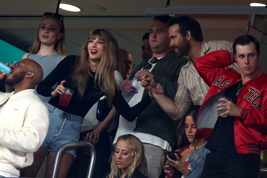 Taylor Swift with Sophie Turner and Ryan Reynolds