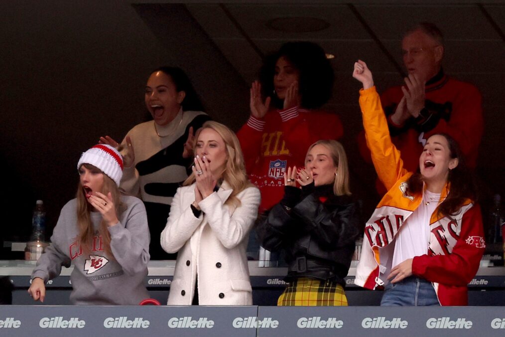 Taylor Swift, Brittany Mahomes, Ashley Avignone, and Alana Haim