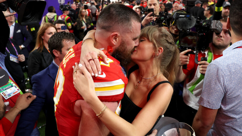 Travis Kelce #87 der Kansas City Chiefs und Taylor Swift umarmen sich, nachdem sie die San Francisco 49ers in der Verlängerung beim Super Bowl LVIII im Allegiant Stadium am 11. Februar 2024 in Las Vegas, Nevada, besiegt haben.