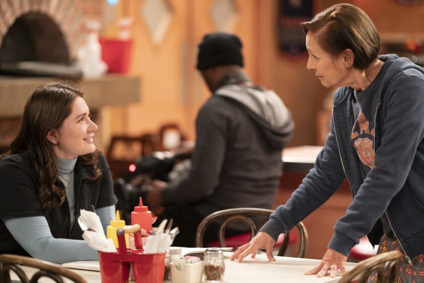 Emma Kenney y Laurie Metcalf en la sexta temporada de 'The Conners'