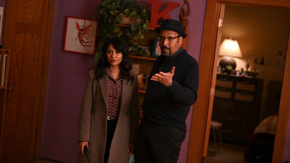 Karen David als Rose Dinshaw, Jesse L. Martin als Alec Mercer – Finale der ersten Staffel von „The Irrational“.