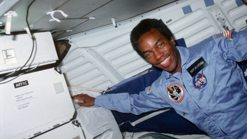 El astronauta Guion Bluford a bordo de STS-8