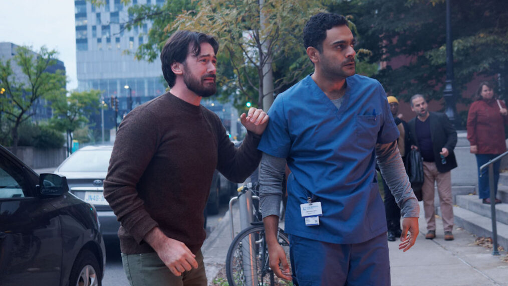 Jim Watson als Dr. Theo Hunter, Hamza Haq als Dr. Bashir Hamed im Finale der dritten Staffel von „Transplant“.