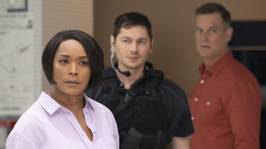 Angela Bassett, Nikita Bogolyubov y Peter Krause en el episodio 2 de la temporada 7 de '9-1-1'