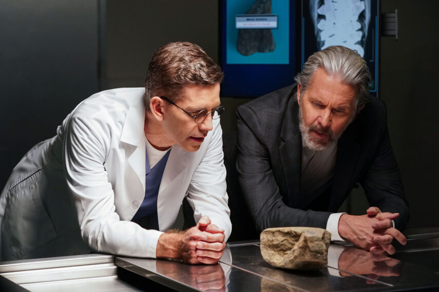 Brian Dietzen como Jimmy Palmer y Gary Cole como el agente especial del FBI Alden Parker protagonizan NCIS