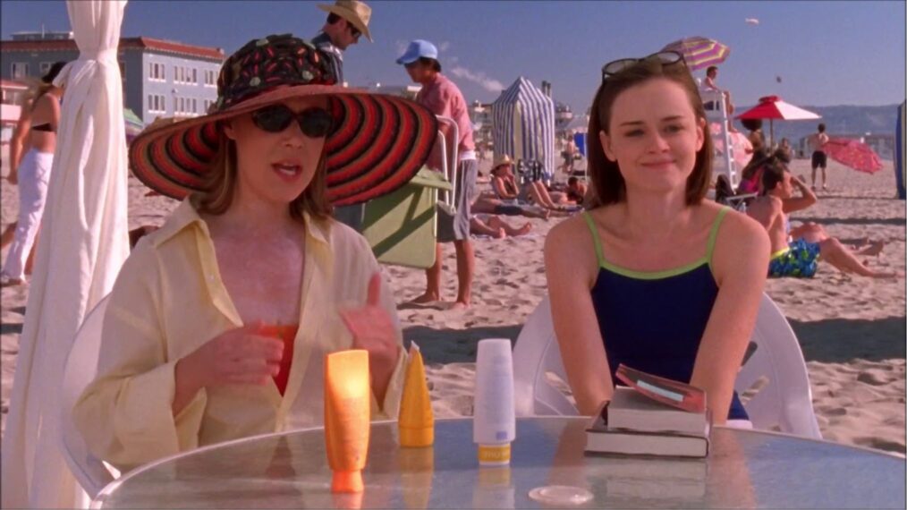 Liza Weil (left) as Paris and Alexis Bledel (right) as Rory spend their freshman year spring break in Florida.