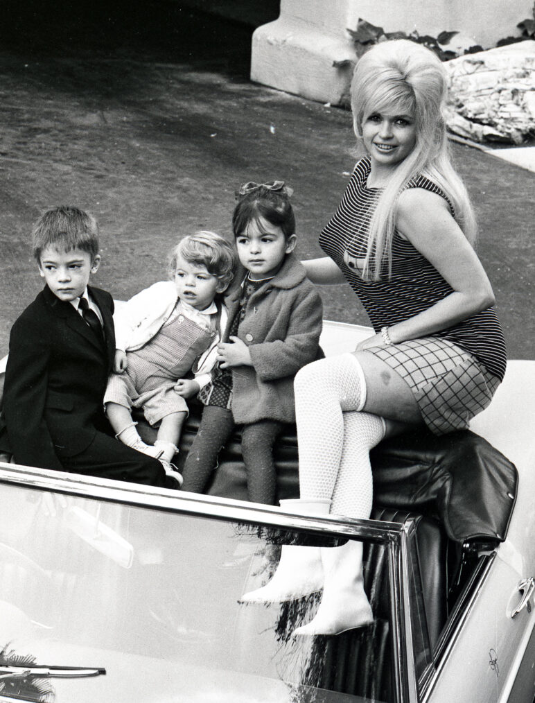 Jayne Mansfield with her children, Miklos, Zoltan and Mariska, Hollywood, USA, April 1967