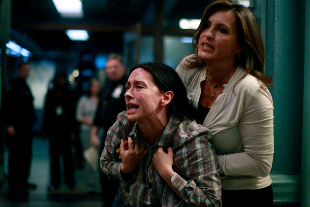 Jennifer Love Hewitt as Vicki, Mariska Hargitay as Det. Olivia Benson Law & Order: Special Victims Unit - 'Behave'