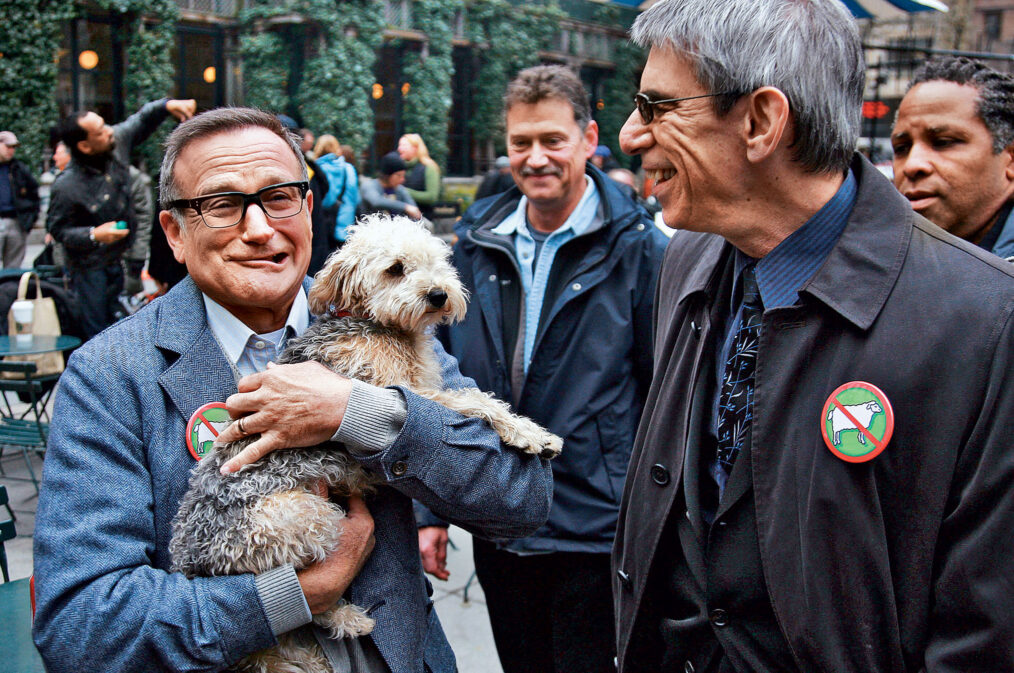 Robin Williams makes a cameo appearance on 'Law and Order: SVU' as he shoots scenes in Bryant Park with Richard Belzer