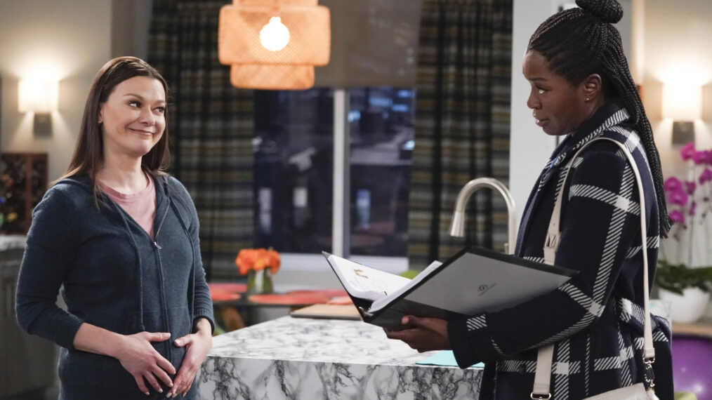 Maribeth Monroe como Christina y Folake Olowofoyeku como Abishola en la temporada 5, episodio 4 de 'Bob Hearts Abishola'