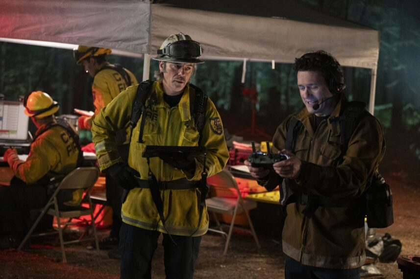 Billy Burke als Chief Vince Leone und Jason O'Mara als Liam – „Fire Country“, Staffel 2, Folge 3