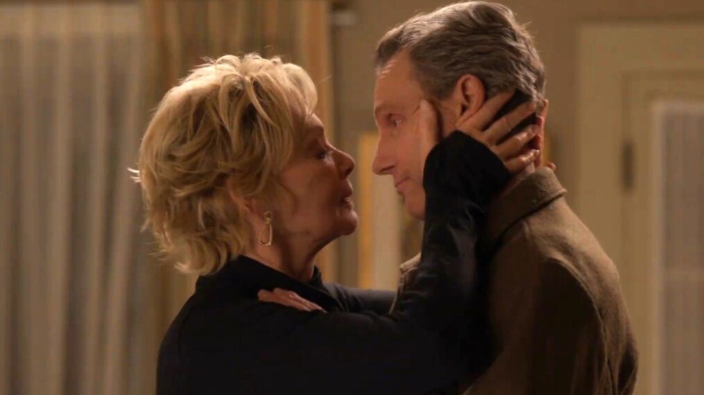 Jean Smart und Tony Goldwyn in Staffel 3 von „Hacks“.