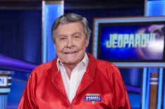 'Jeopardy!' announcer Johnny Gilbert on set for 9,000th episode celebration