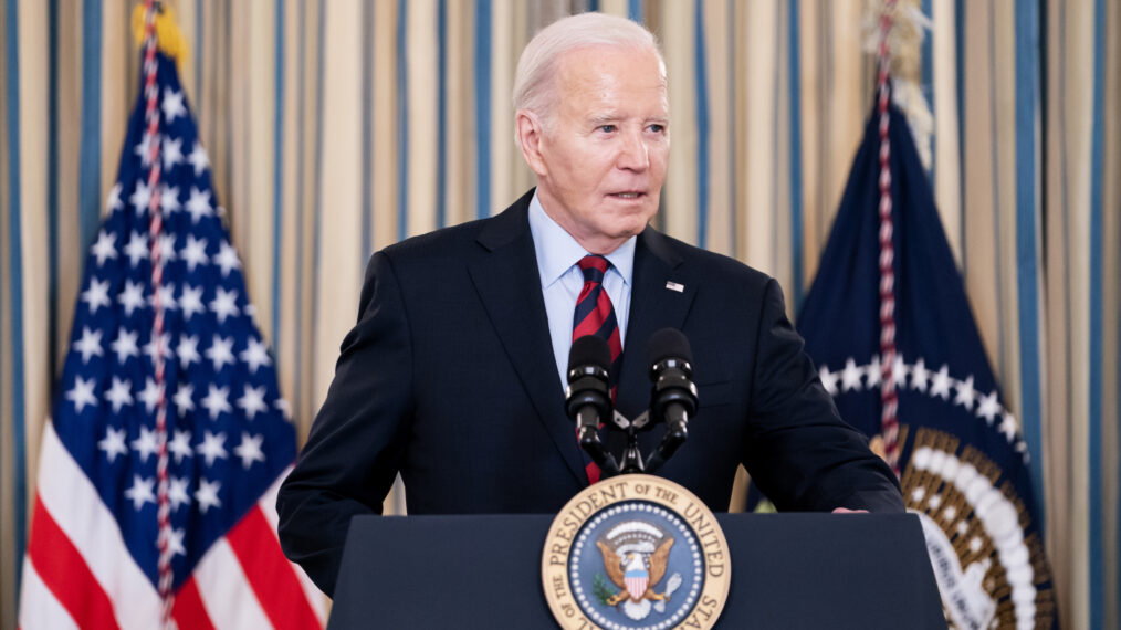 Präsident Joe Biden spricht während eines Treffens mit seinem Wettbewerbsrat im State Dining Room des Weißen Hauses am 5. März 2024 in Washington, DC.  Biden kündigte während des Treffens neue wirtschaftliche Maßnahmen an.