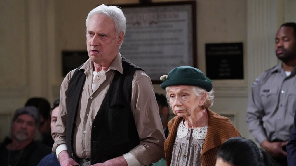 Brent Spiner como Bob Wheeler, Annie O'Donnell como June Wheeler en el episodio 11 de la temporada 2 de 'Night Court'