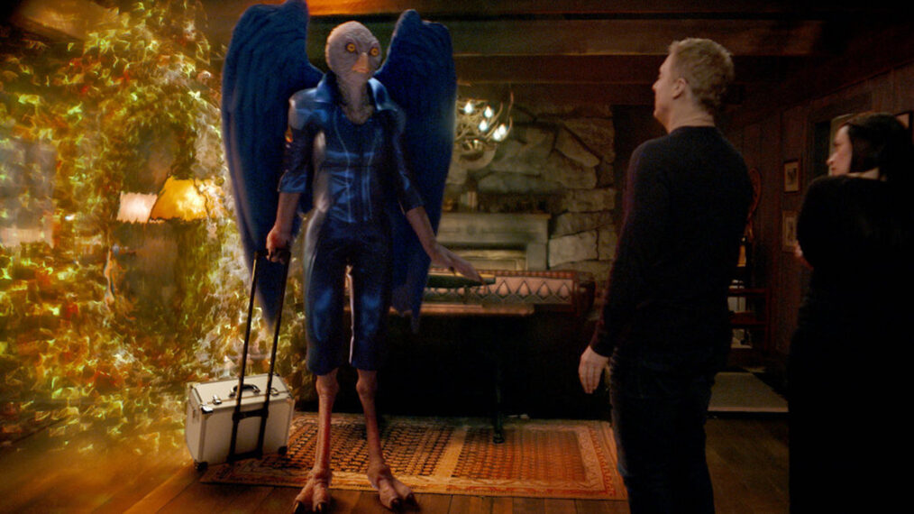 Edi Patterson como Heather, Alan Tudyk como Harry Vanderspeigle, Sara Tomko como Asta Twelvetrees en el episodio 4 de la temporada 3 de 'Resident Alien'