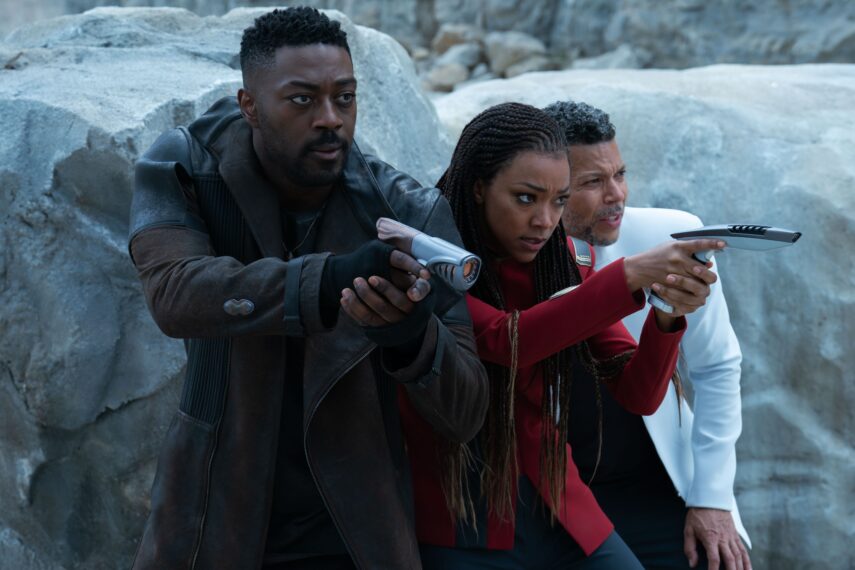 David Ajala como Book, Sonequa Martin-Green como Burnham y Wilson Cruz como Culber en Star Trek: Discovery, temporada 5