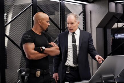 Shemar Moore as Daniel 'Hondo' Harrelson and Patrick St. Esprit as Commander Robert Hicks — 'S.W.A.T.' Season 7 Episode 5