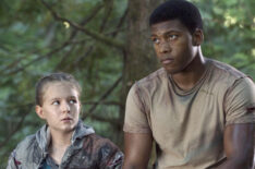Izabela Vidovic as Charlotte and Eli Goree as Wells in 'The 100'