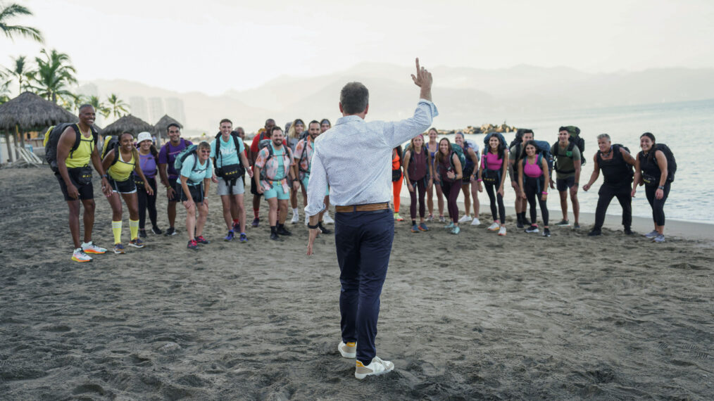 Phil Keoghan inicia la temporada 36 de 'The Amazing Race' con los equipos competidores