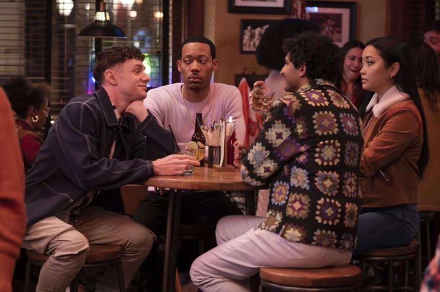 Chris Perfetti, Tyler James Williams, Karan Soni y Lana Condor en la tercera temporada de 'Abbott Elementary'