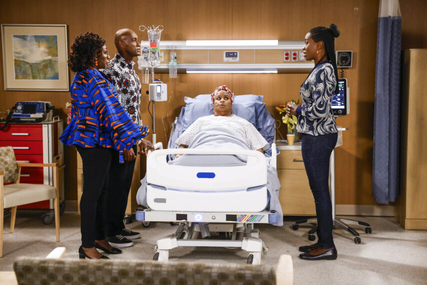 Tony Tambi als Chukwuemeka, Gina Yashere als Kemi, Kimberly Scott als Ogechi und Folake Olowofoyeku als Abishola in „Bob Hearts Abishola“, Staffel 5, Folge 12 – „Olu!“  Ich bin geplatzt!‘