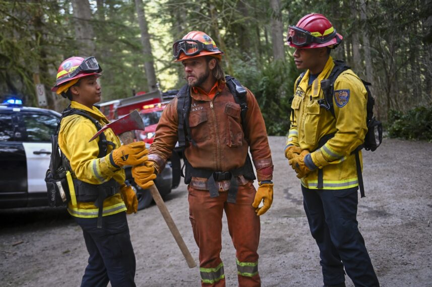 Jules Latimer als Eve Edwards, Max Thieriot als Bode Leone und Jordan Calloway als Jake Crawford – Folge der zweiten Staffel von „Fire Country“.