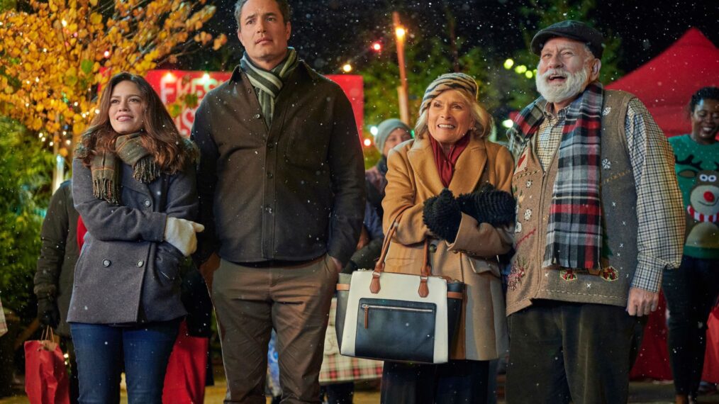 Bethany Joy Lenz, Victor Webster, Paula Shaw, Jay Brazeau in 'Five Star Christmas'