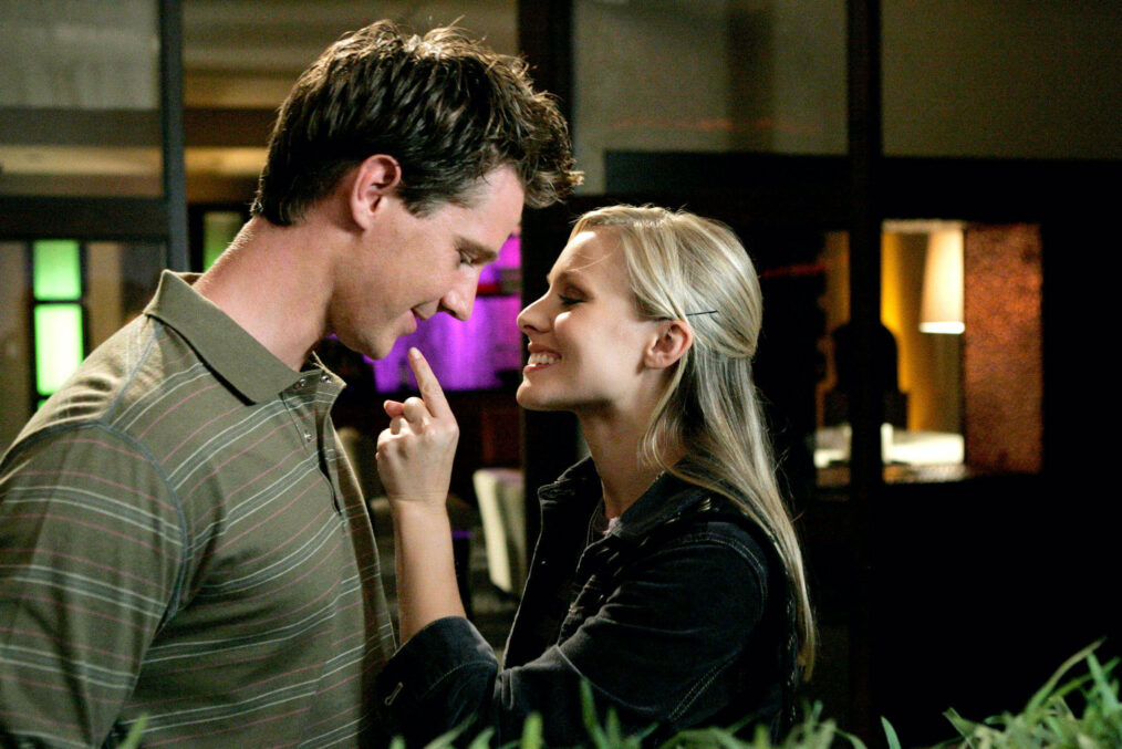 Jason Dohring and Kristen Bell in Veronica Mars - 'Charlie Don't Surf' - Season 3