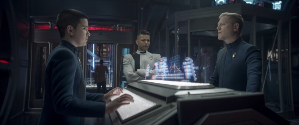 Blu del Barrio als Adira, Wilson Cruz als Culber und Anthony Rapp als Stamets – „Star Trek Discovery“, Staffel 4, Folge 13