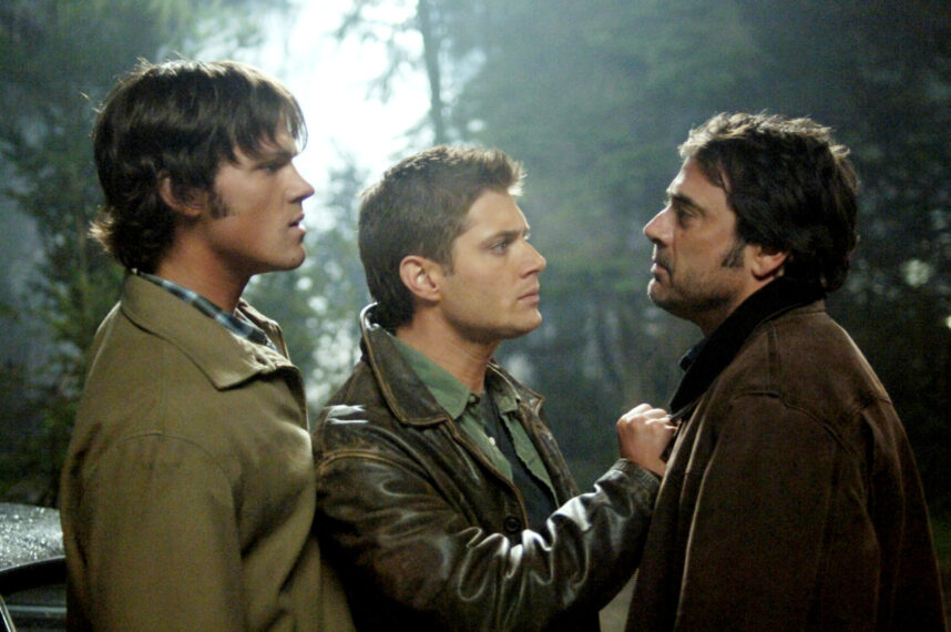 Jared Padalecki, Jensen Ackles und Jeffrey Dean Morgan in Staffel 1 von „Supernatural“. 