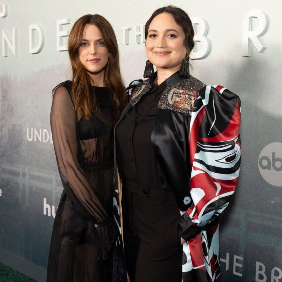 Riley Keough und Lily Gladstone für „Under the Bridge“