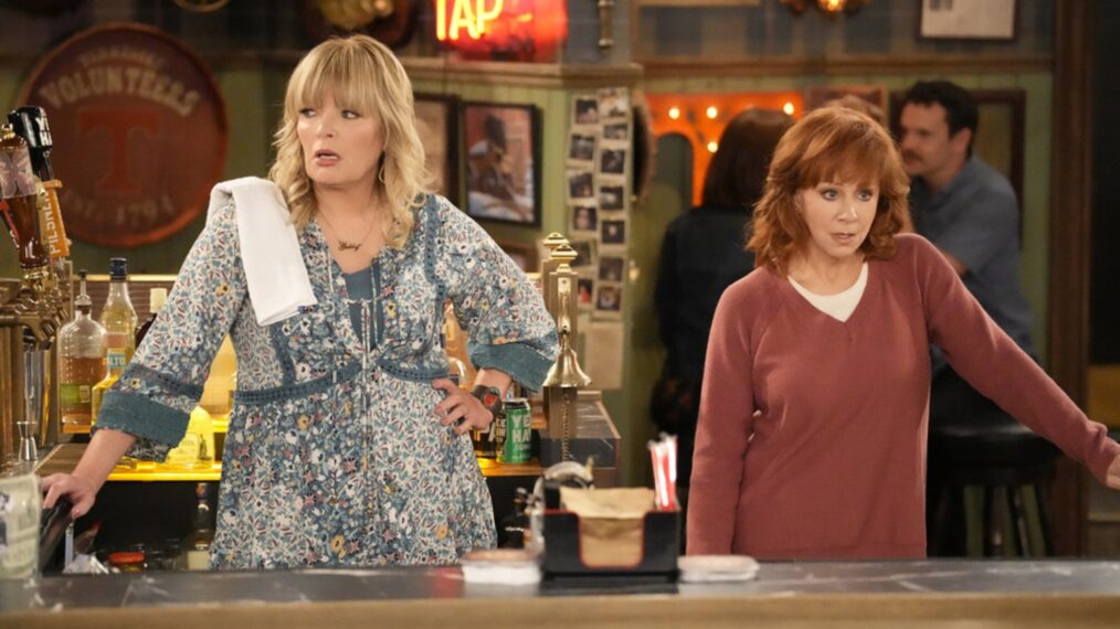 Melissa Peterman as Gabby and Reba McEntire as Bobbie in Happy's Place pilot