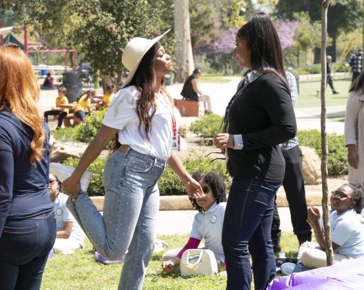 Tatyana Ali und Janelle James in Staffel 3 von „Abbott Elementary“.