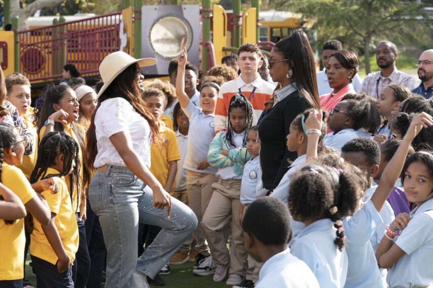 Tatyana Ali und Janelle James in Staffel 3 von „Abbott Elementary“.