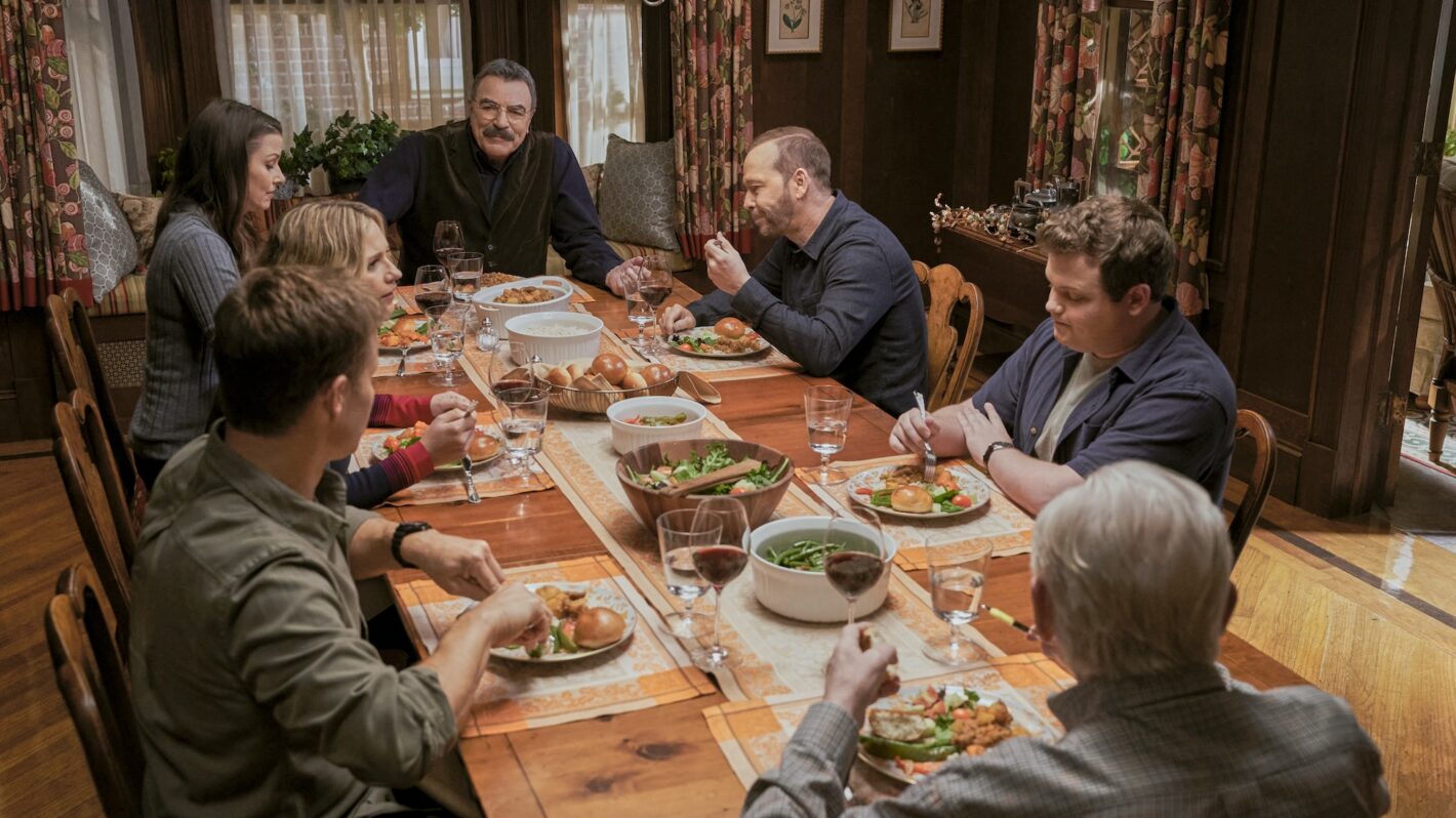'Blue Bloods' Stars Donnie Wahlberg & Tom Selleck Share Secrets of Family  Dinner Scenes
