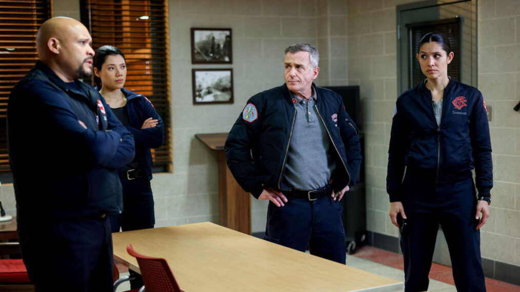 Joe Minoso als Joe Cruz, Hanako Greensmith als Violet Mikami, David Eigenberg als Christopher Herrmann, Miranda Rae Mayo als Stella Kidd in „Chicago Fire“, Staffel 12, Folge 11 – „Inside Man“