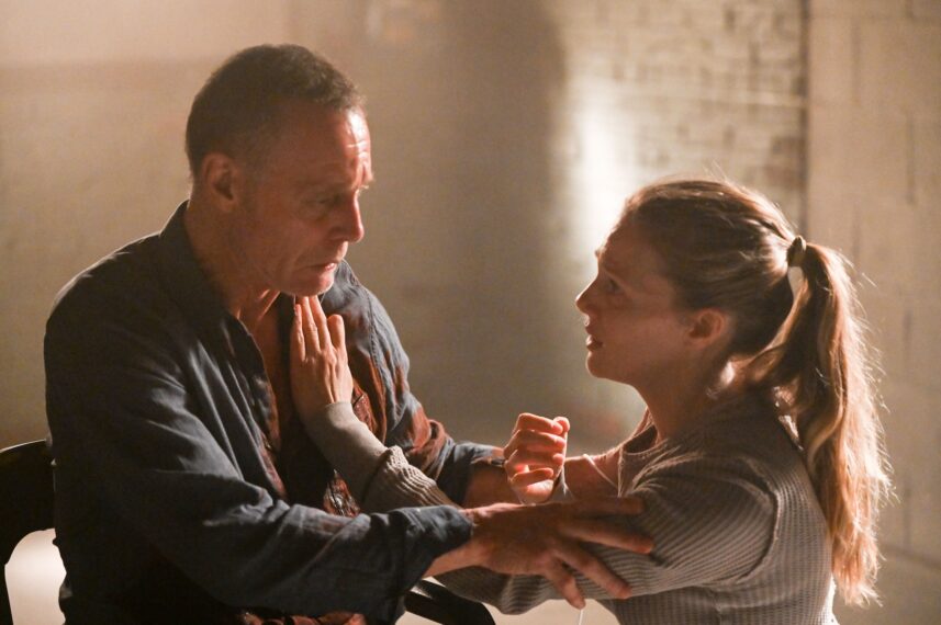 Jason Beghe como Hank Voight, Tracy Spiridakos como Hailey Upton en el final de la temporada 11 de 'Chicago PD' "Más"