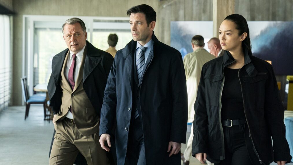 Steven Culp como Martin Russo - CIA, Colin Donnell como Brian Lange y Vinessa Vidotto como el agente especial Cameron Vo en el episodio 12 de la temporada 3 de 'FBI: International' 