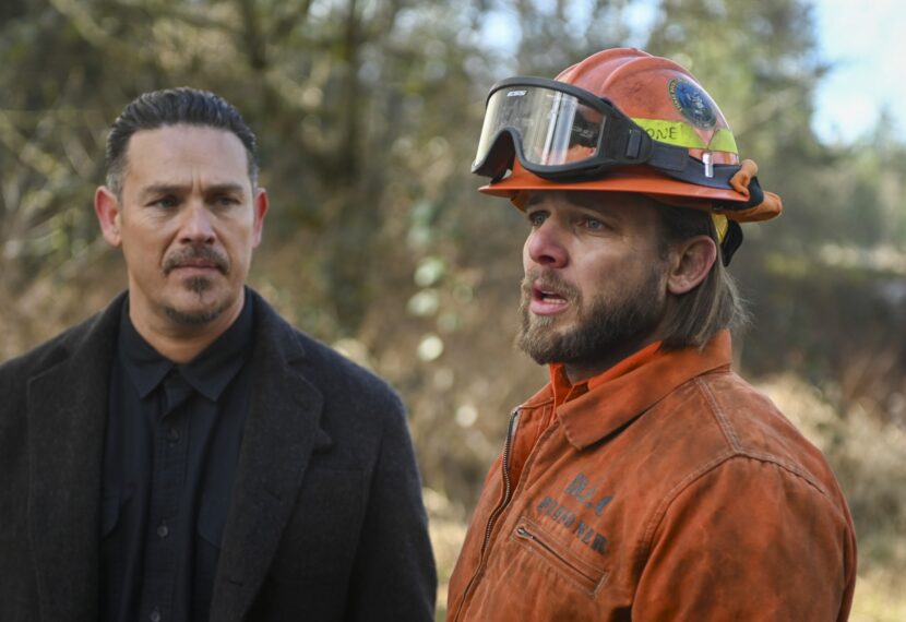 Kevin Alejandro als Manny Perez und Max Thieriot als Bode Leone in „Fire Country“, Staffel 2, Folge 7 
