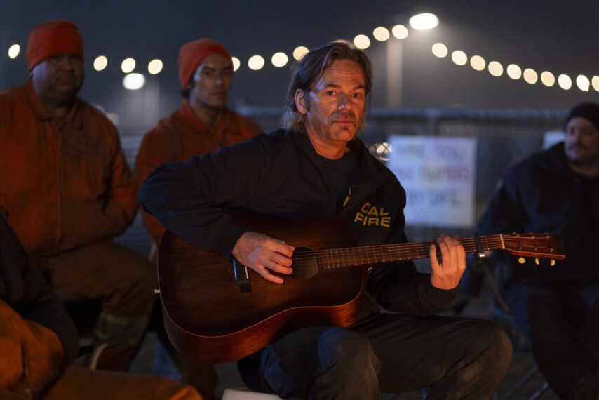 Billy Burke como Vince Leone en el episodio 9 de la temporada 2 de 'Fire Country' "Sin futuro, sin consecuencias"