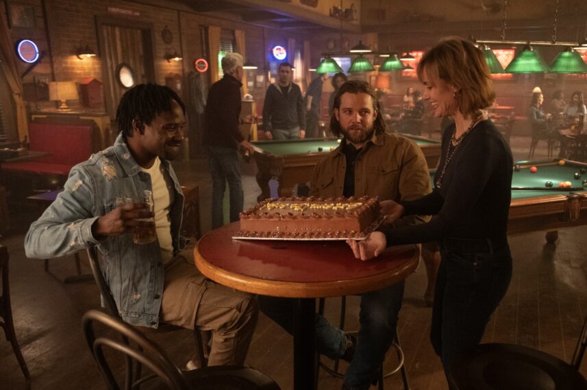 W Tre Davis como Freddy Mills, Max Thieriot como Bode Leone y Diane Farr como Sharon Leone en el final de la segunda temporada de 'Fire Country' "Sí"