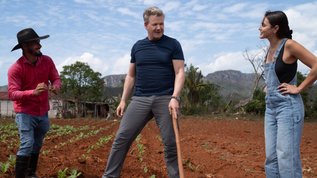 Jose, Gordon Ramsay y Mika hablan en la finca de tabaco en 'Gordon Ramsay: Uncharted' Temporada 4 Episodio 1