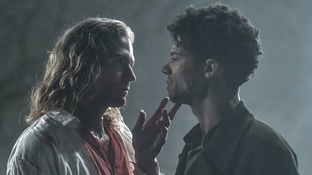 Jacob Anderson als Louis De Point Du Lac und Sam Reid als Lestat De Lioncourt in „Interview With the Vampire“, Staffel 2, Folge 1 – „Was können die Verdammten wirklich zu den Verdammten sagen?“