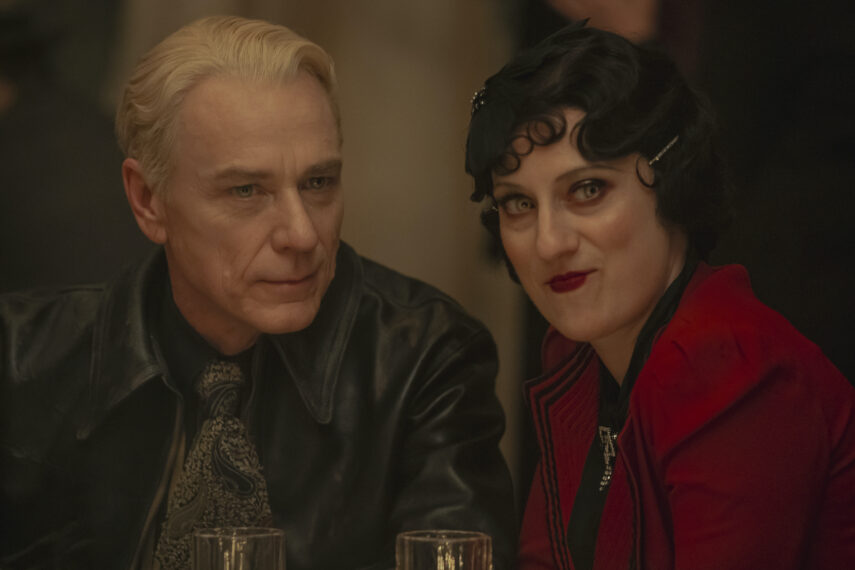 Ben Daniels como Santiago y Suzanne Andrade como Celeste en la segunda temporada de 'Entrevista con el vampiro'