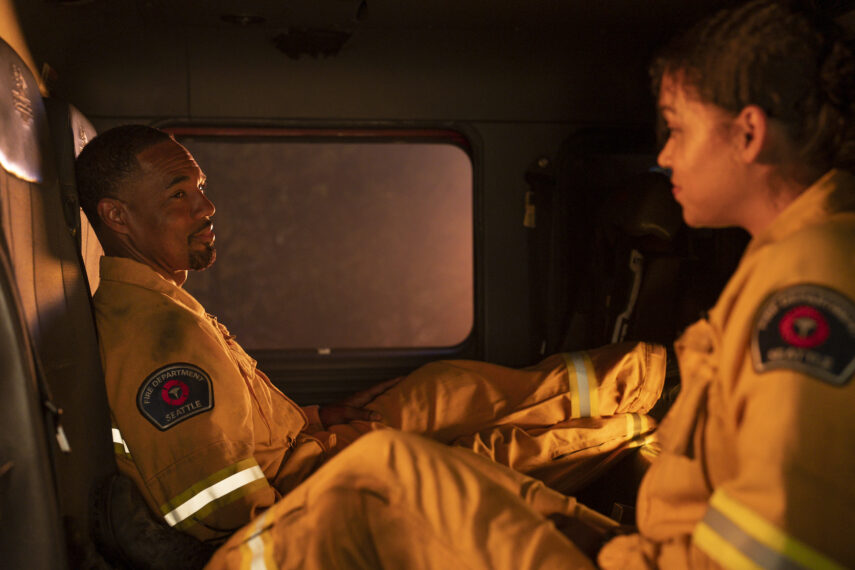 Jason George y Barrett Doss en 'Estación 19'