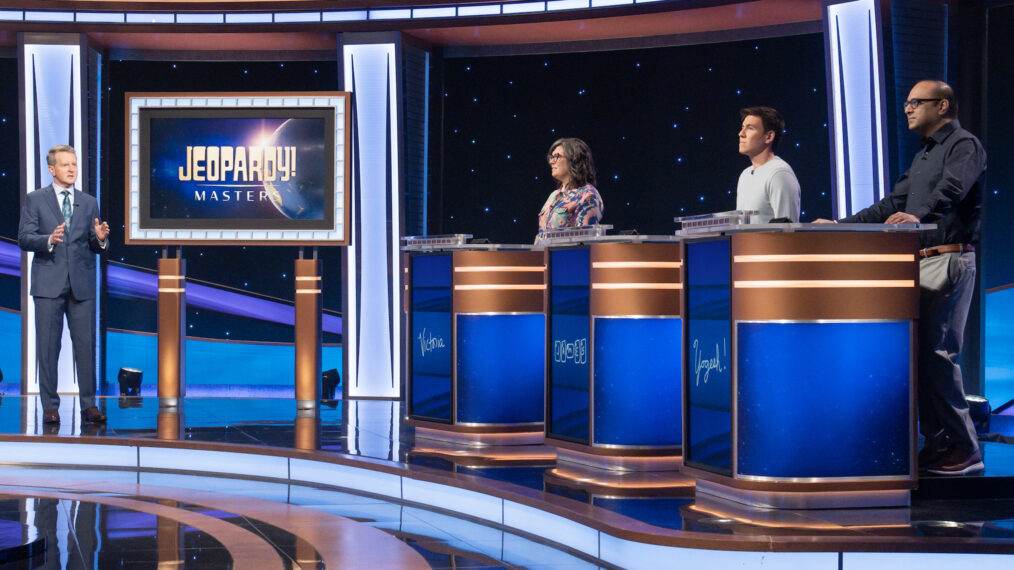 Los concursantes Yogesh Raut, Victoria Groce y James Holzhauer compiten en 'Jeopardy!  Finales de Masters con el anfitrión Ken Jennings