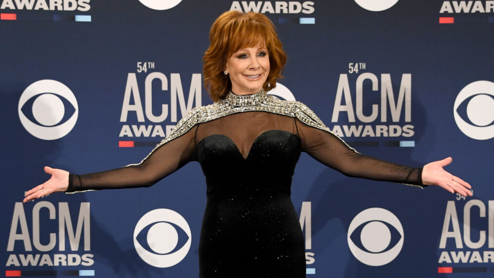 Reba McEntire posa en la sala de prensa durante la 54ª edición de los Premios de la Academia de Música Country en el MGM Grand Garden Arena el 7 de abril de 2019 en Las Vegas, Nevada.