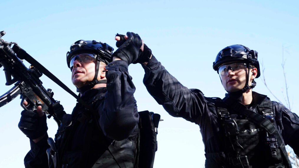 Kenny Johnson as Dominique Luca and Alex Russell as Jim Street on 'S.W.A.T.'